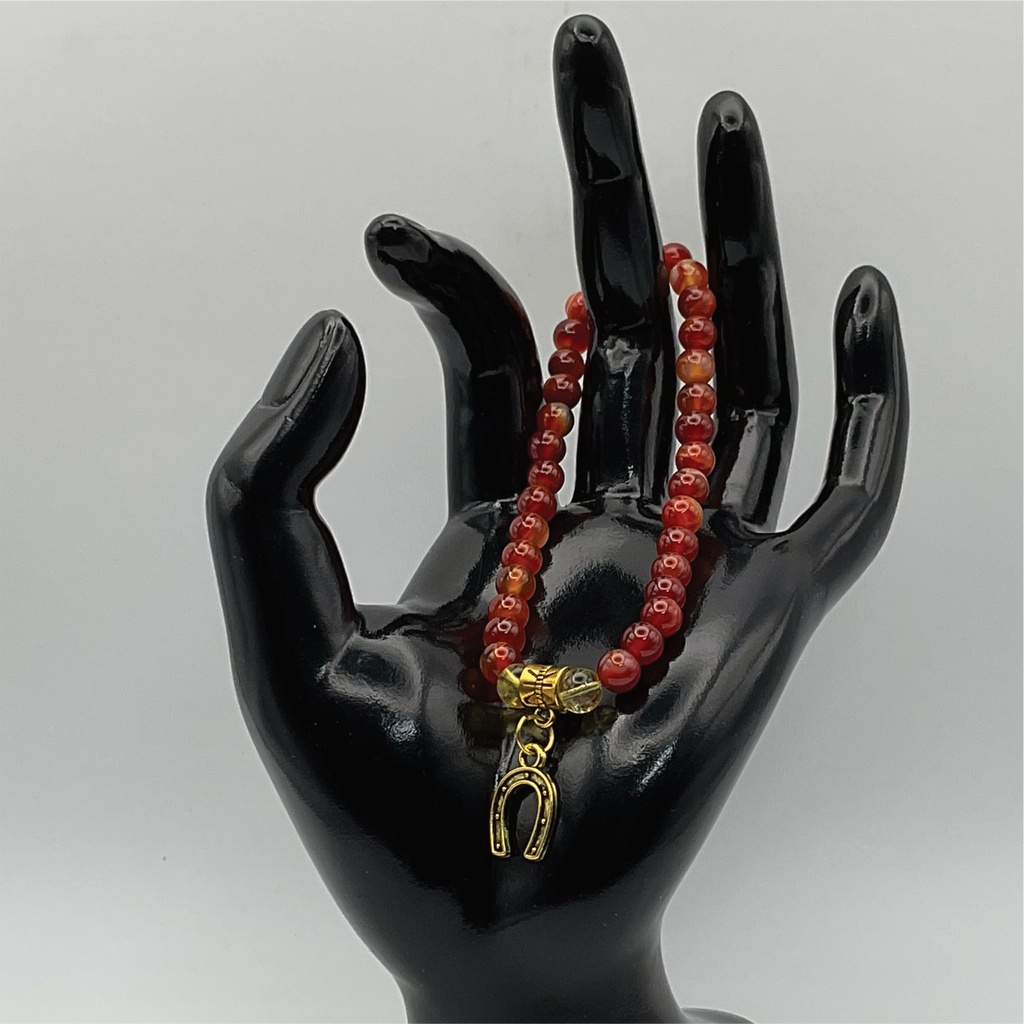 Pulsera con dije de herradura de cornalina