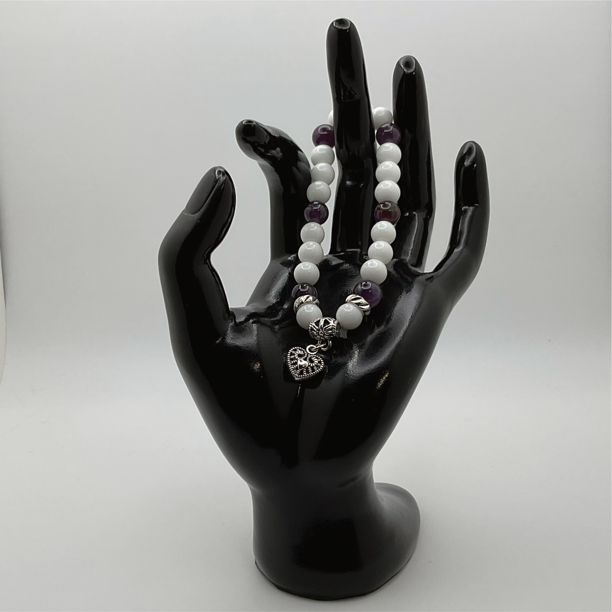 Pulsera de cuarzo lechoso y amatista con dije de corazón y separadores de plata