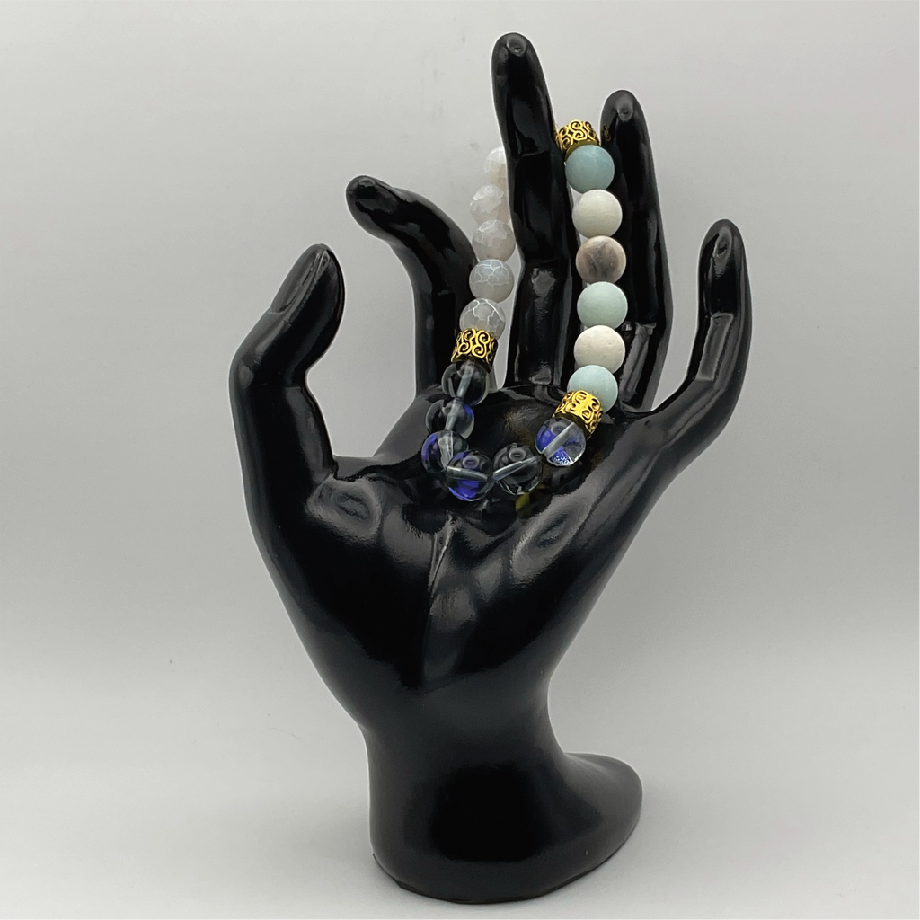 Pulsera de calcita obsidiana azul con espaciadores de oro con vetas de dragón