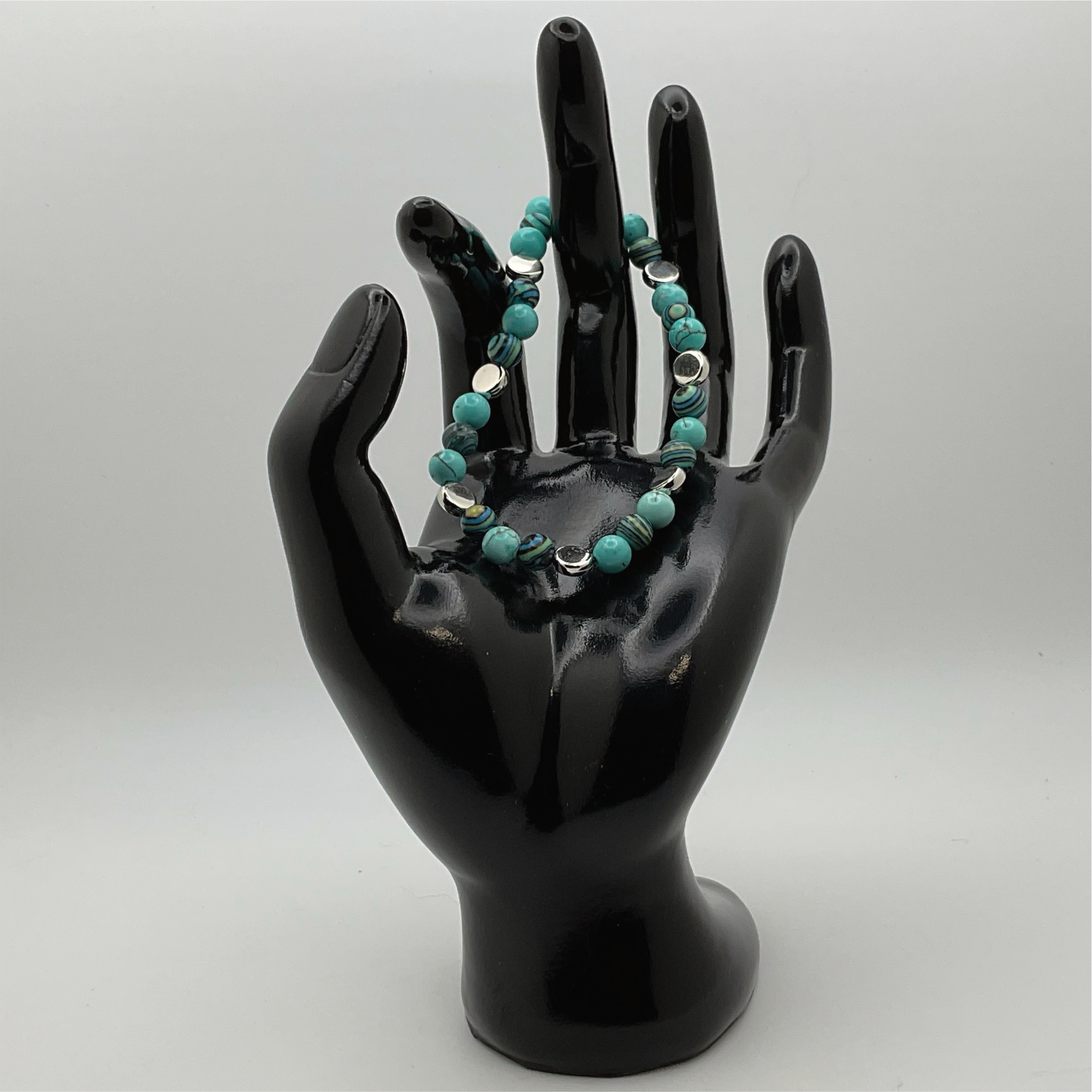 Pulsera de howlita azul o magnesita azul con espaciadores de disco plateados